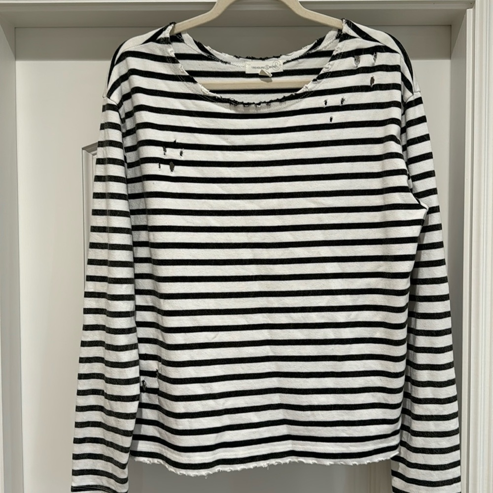 Treasure & Bond Distressed pullover size L